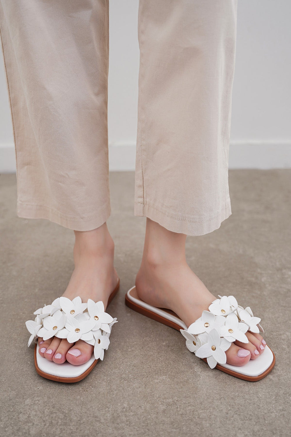 WHITE EVERYDAY DAISY SLIDES