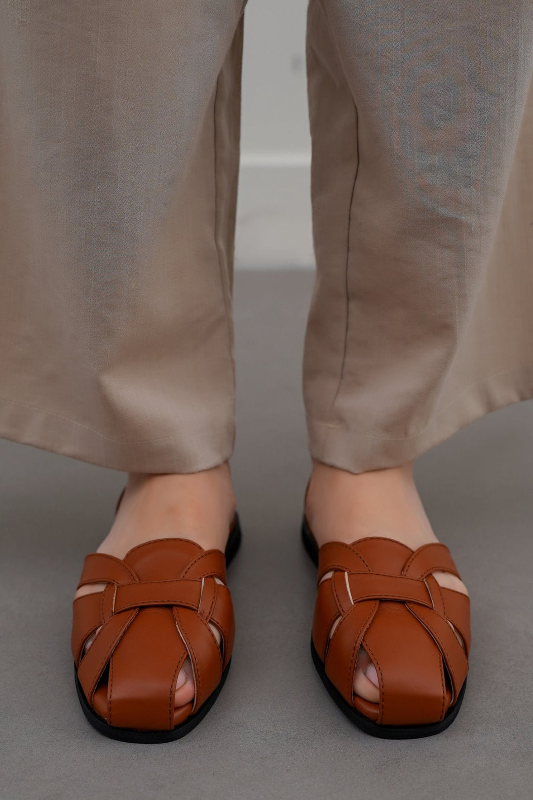 TAN ROMAN FLAT SANDALS