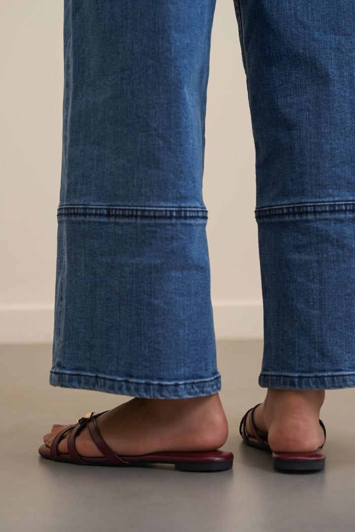 MAROON MINIMALIST FESTIVE SLIDES