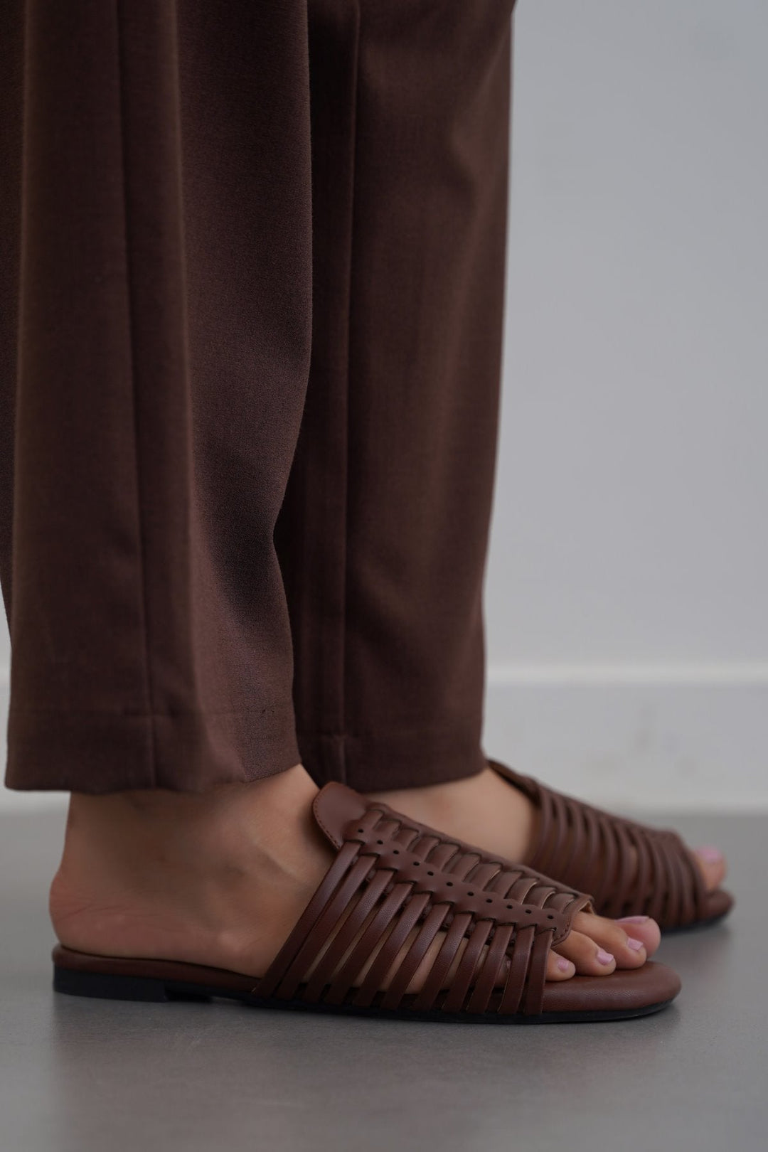 COFFEE TROPICAL WEAVE SLIDES