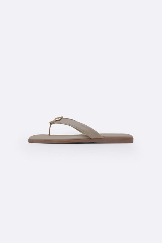CREAM TRINKET FLIP FLOPS