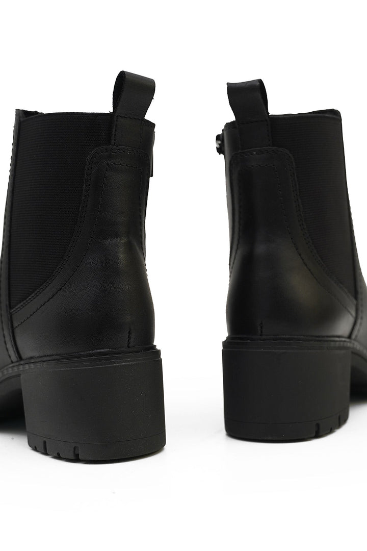 BLACK LEATHER CHELSEA BOOTS