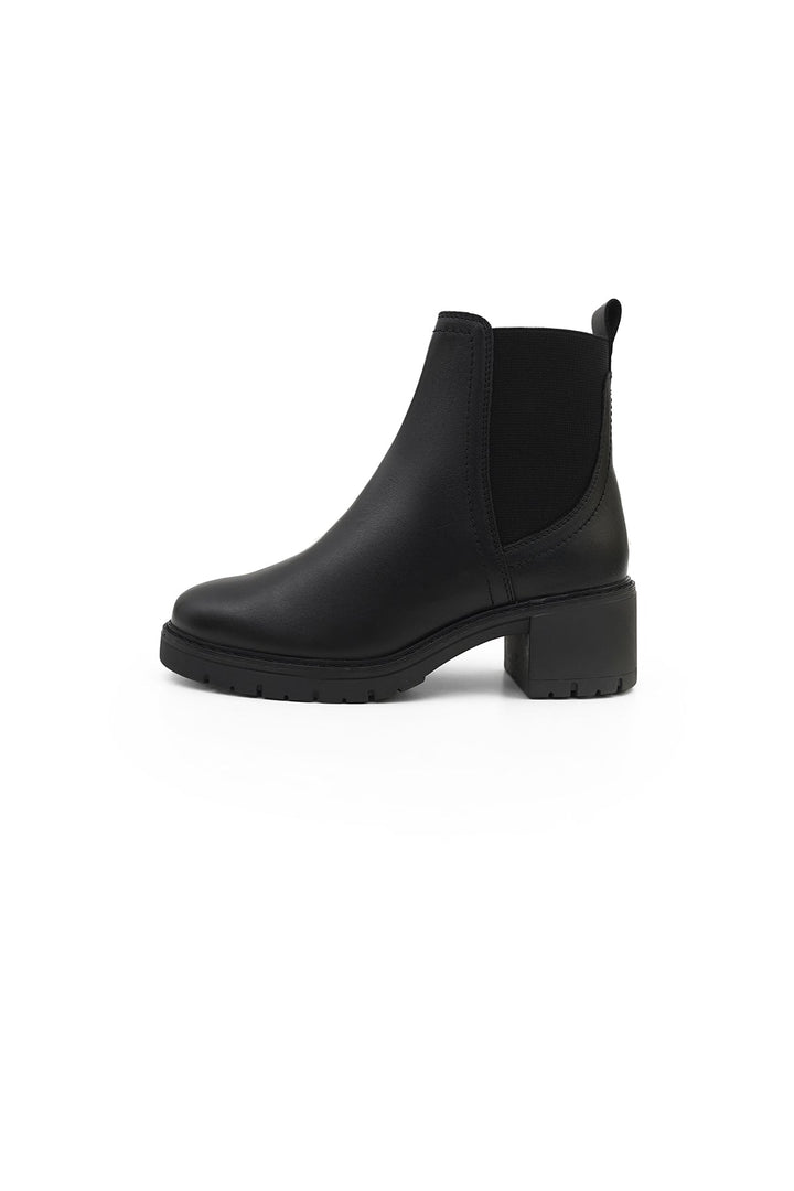 BLACK LEATHER CHELSEA BOOTS