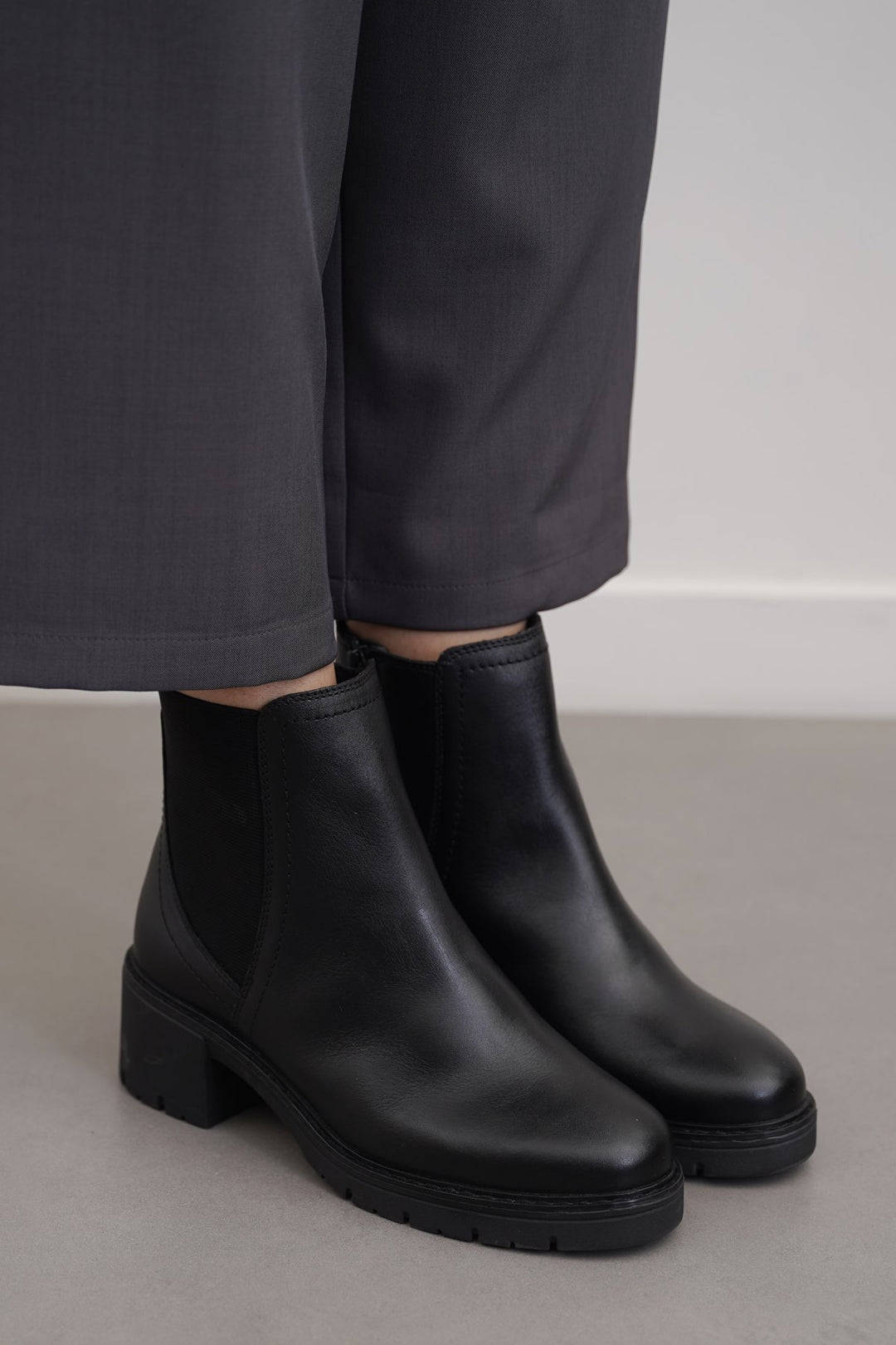 BLACK LEATHER CHELSEA BOOTS
