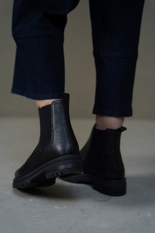 BLACK LEATHER CHELSEA BOOTS