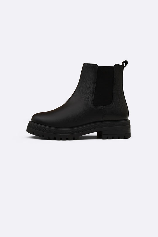 BLACK LEATHER CHELSEA BOOTS