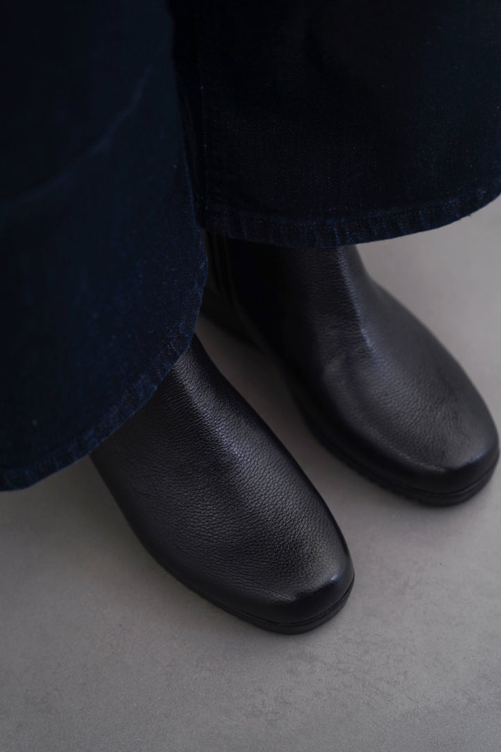 BLACK COMFY LEATHER WEDGE BOOTS