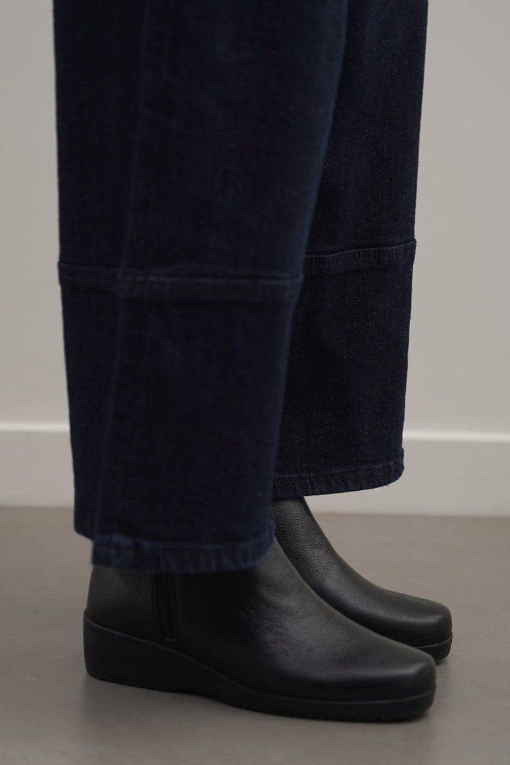 BLACK COMFY LEATHER WEDGE BOOTS