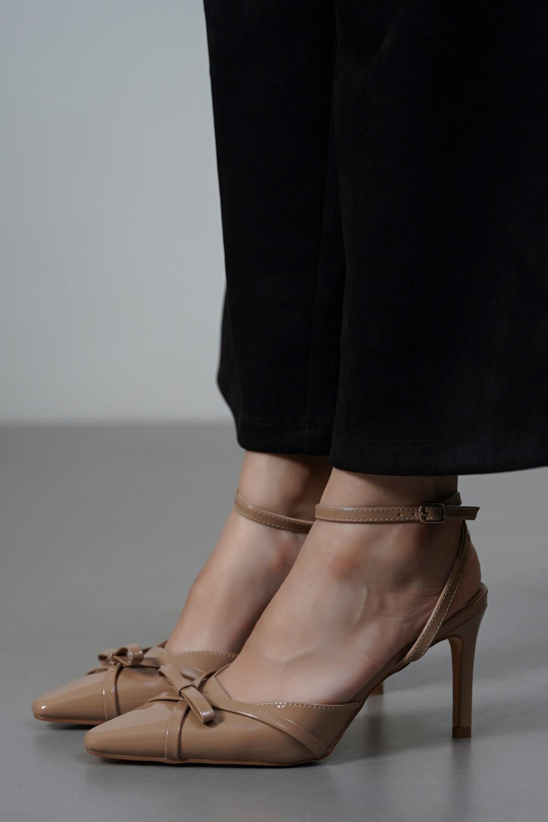 NUDE HOLLYWOOD BOW HEELS