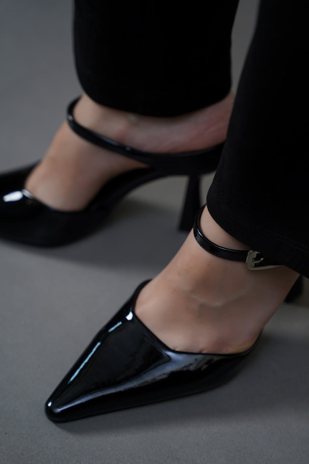 BLACK BROADWAY STILETTO