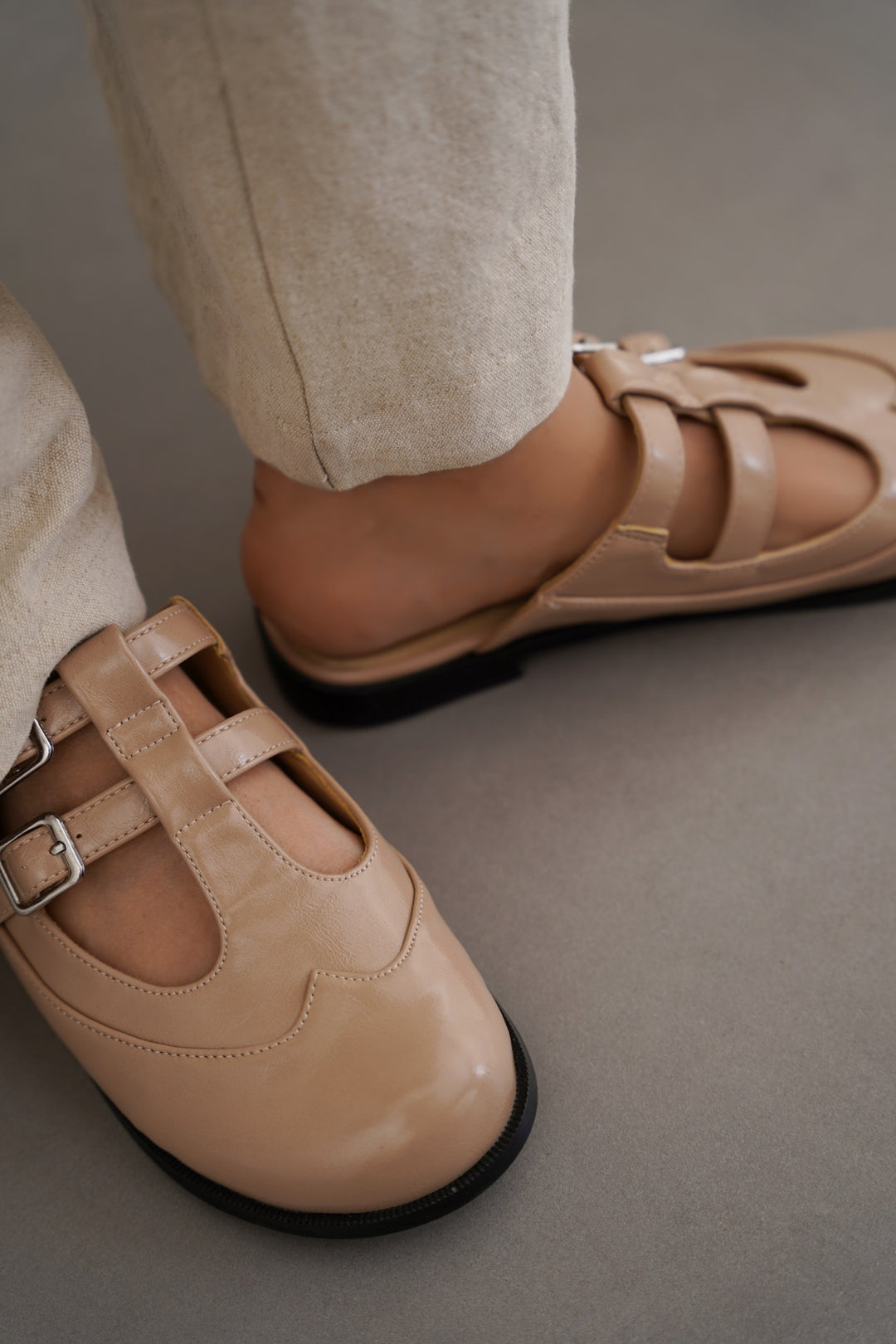 TAUPE BROGUE MULE CLOGS