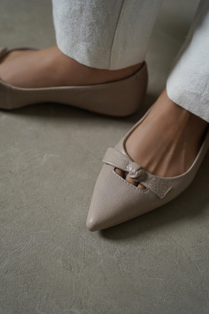 TAUPE TEXTURED LEATHER PUMPS