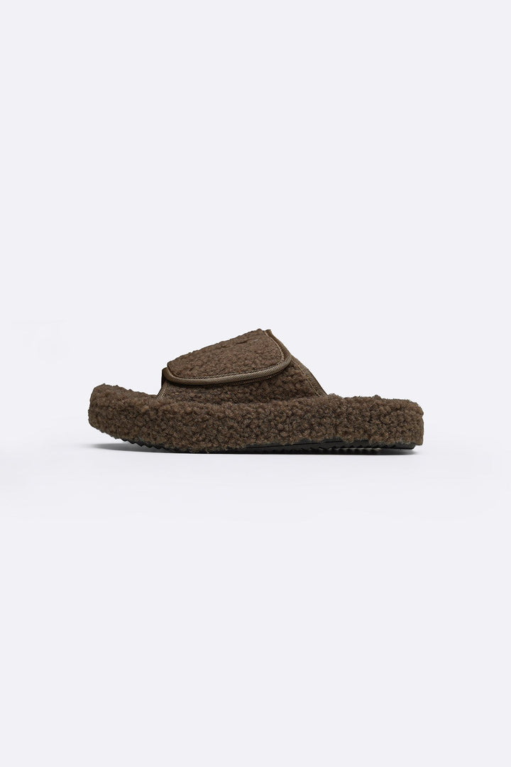 KHAKI TEDDY FUR SLIDES