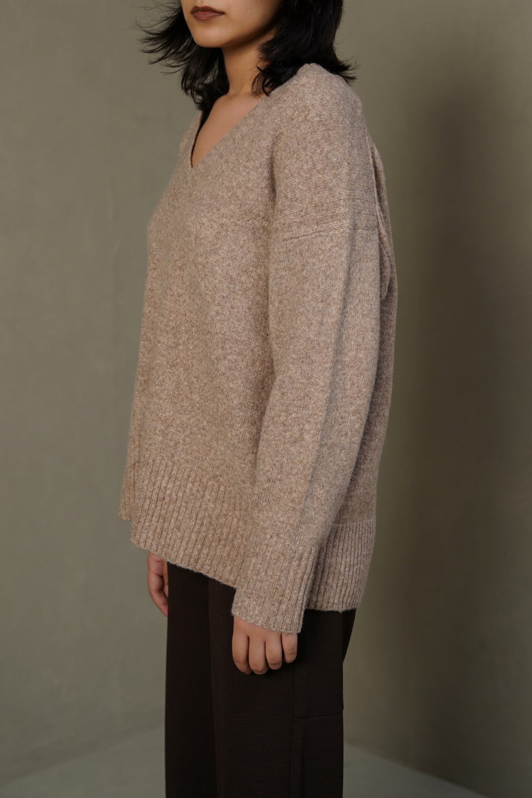 BEIGE CLASSIC V-NECK JUMPER